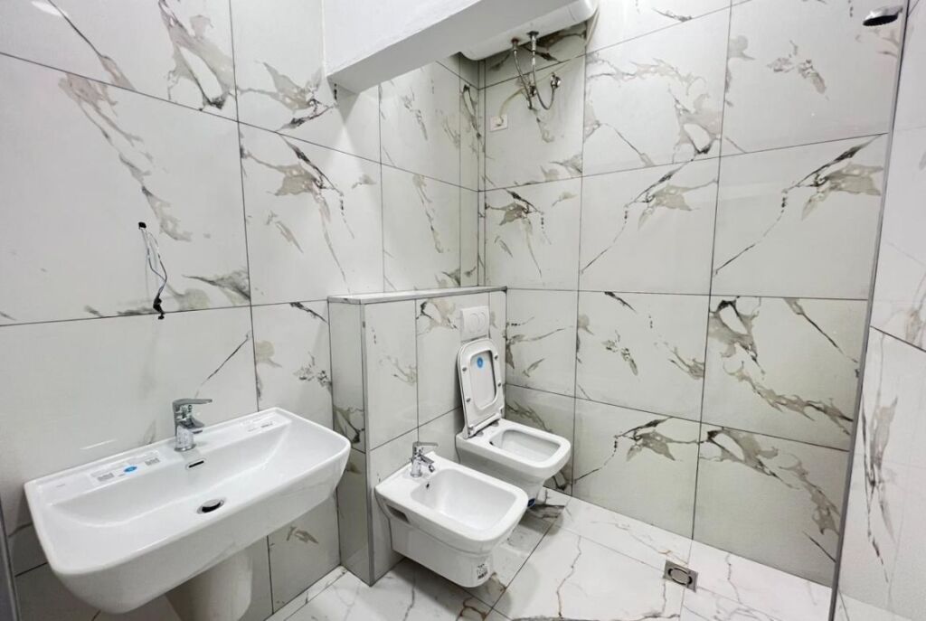 A Myslym Shyr, Locale in Affitto per Clinica a Prezzo Speciale 9,5 €/m²! 2.000€/mese AffittoSuper Prezzo