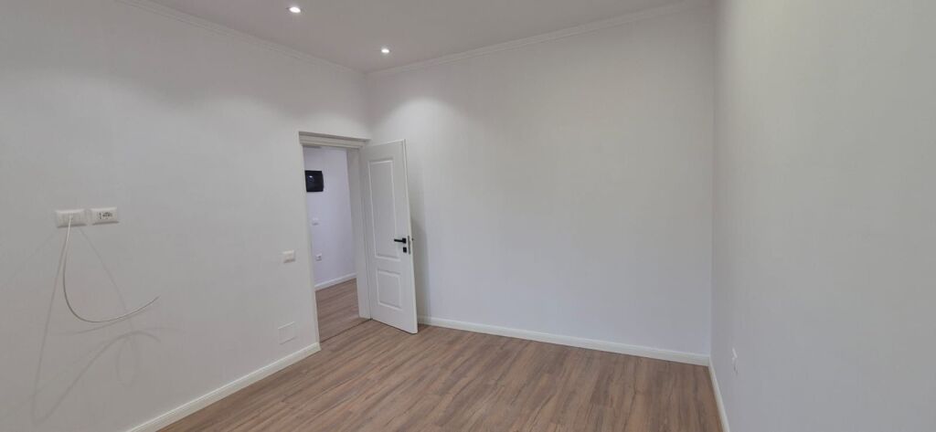 Shitet Apartament 2+1  Rr.Bardhyl.