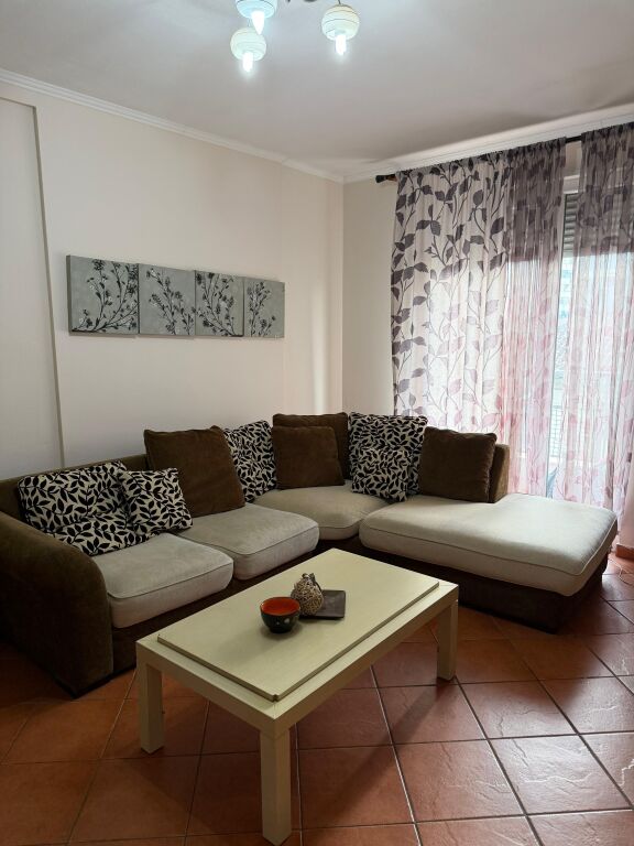 ME QERA 🏙️ APART 1+1 E MOBILUAR  ME ASHENS. ZONA PRANË 21 DHJETORIT/HOTEL MONDIAL📍 TIRANË