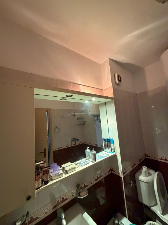 ME QERA 🏙️ APART 1+1 E MOBILUAR  ME ASHENS. ZONA PRANË 21 DHJETORIT/HOTEL MONDIAL📍 TIRANË