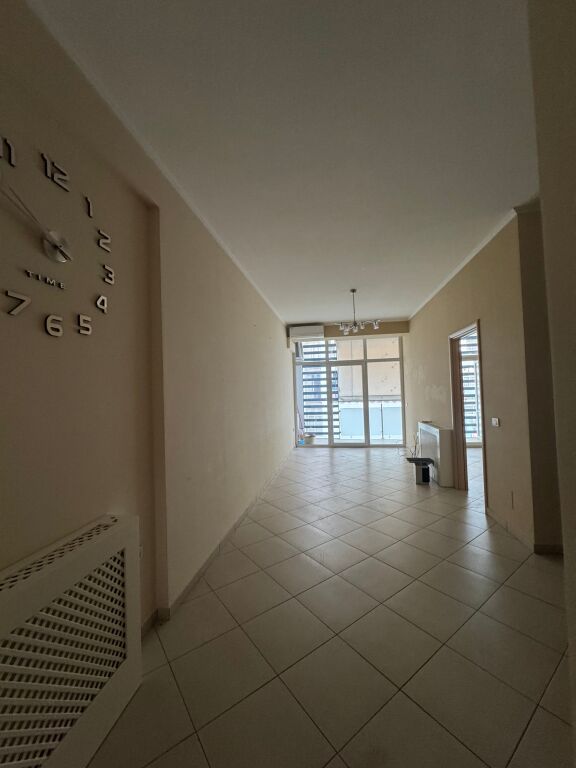 Shitet apartament 1+1 komuna parisit