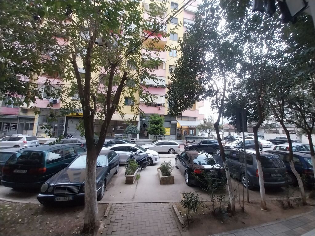 SHITET APART 1+1 PALL RI ASHENS, I MOBILUAR. ZONA PRANË NELA 6/BLV MIGJENI YZBERISHT/ASTIR - TIRANË.