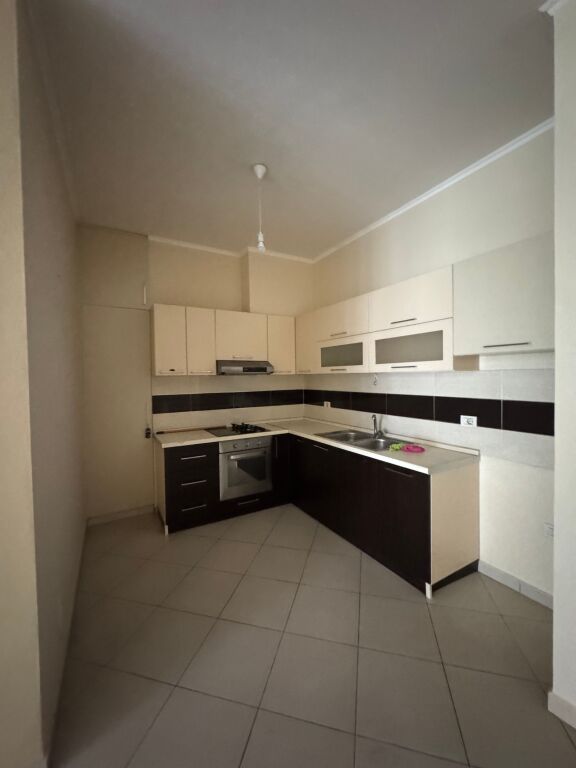 Shitet apartament 1+1 komuna parisit