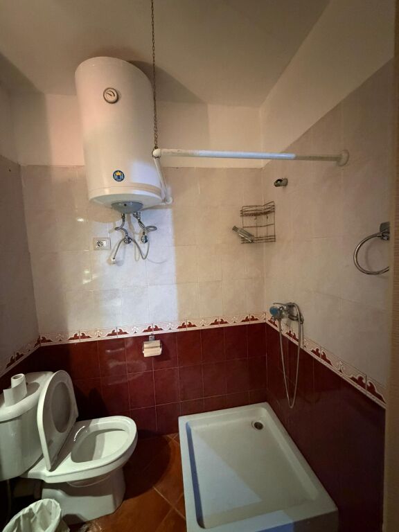 ME QERA 🏙️ APART 1+1 E MOBILUAR  ME ASHENS. ZONA PRANË 21 DHJETORIT/HOTEL MONDIAL📍 TIRANË