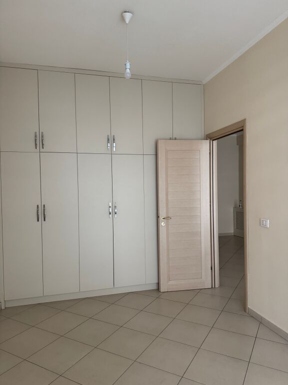Shitet apartament 1+1 komuna parisit