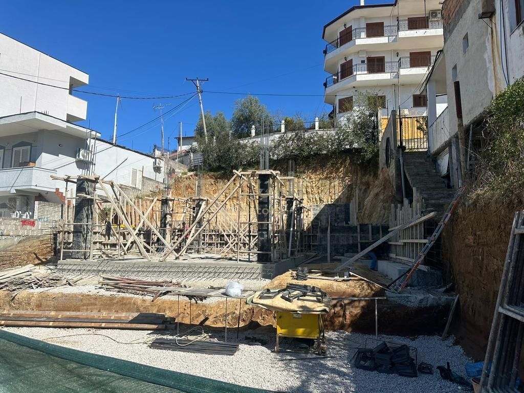 Vilë Moderne 2-Katëshe për Shitje