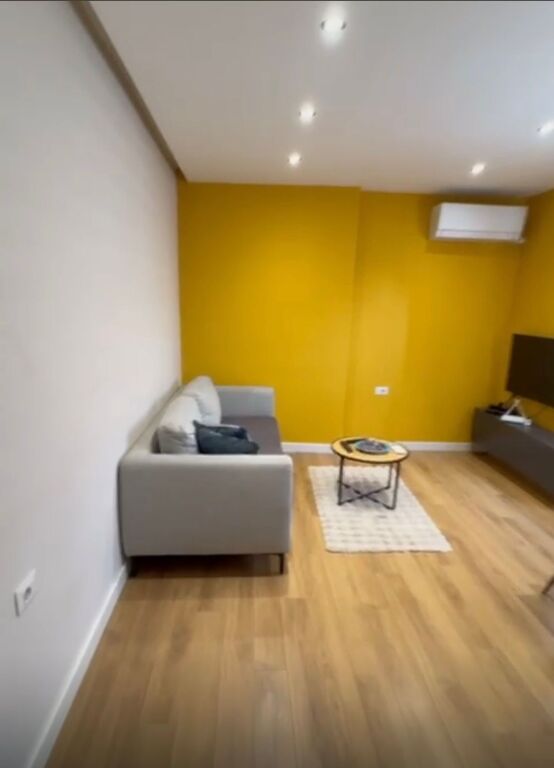 Apartament 1+1 me qera tek pazari i ri prane qendres 50,000 lek