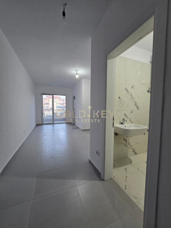 🏠 Shitet Apartament 1+1 Golem