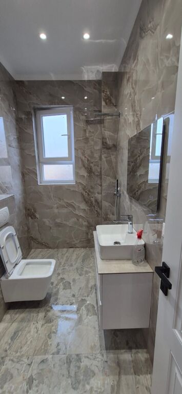 Shitet Apartament 2+1  Rr.Bardhyl.