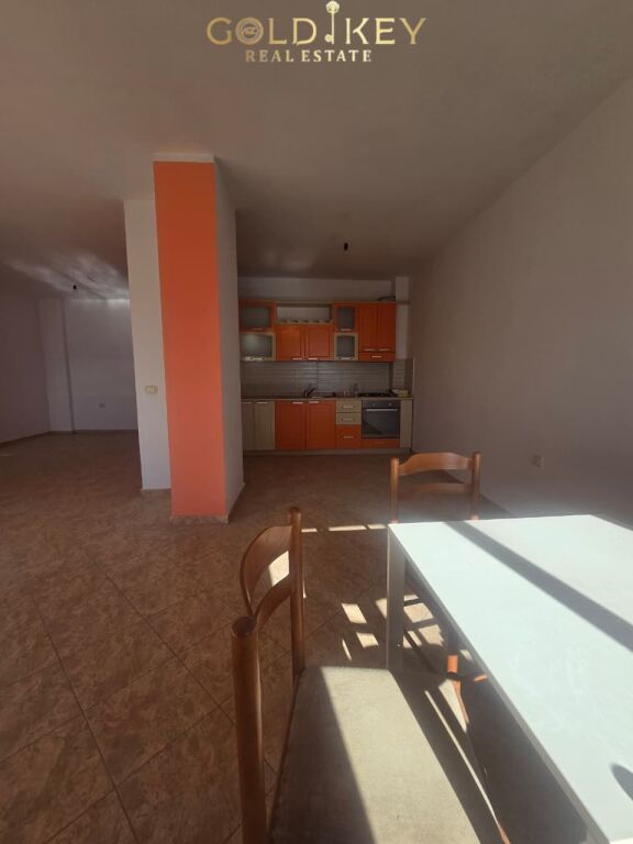 🏠 Shitet Apartament 2+1 (mundesi konvertimi ne 2 apartamenti 1+1)
