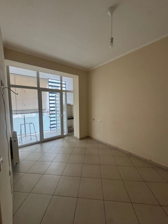 Shitet apartament 1+1 komuna parisit