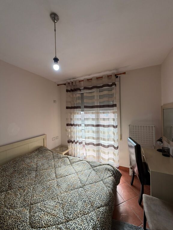 ME QERA 🏙️ APART 1+1 E MOBILUAR  ME ASHENS. ZONA PRANË 21 DHJETORIT/HOTEL MONDIAL📍 TIRANË