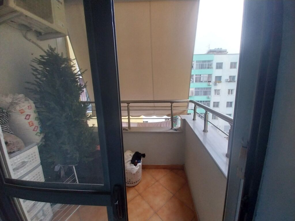 SHITET APART 1+1 PALL RI ASHENS, I MOBILUAR. ZONA PRANË NELA 6/BLV MIGJENI YZBERISHT/ASTIR - TIRANË.