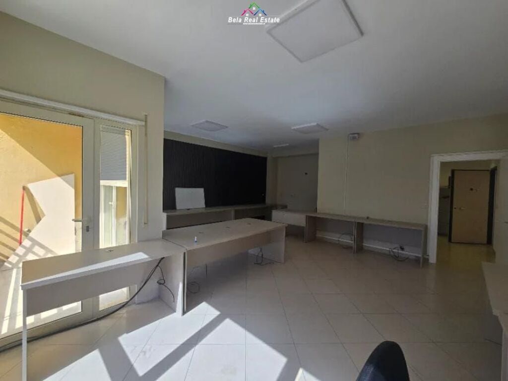 Zyre Me Qera 3+1+2 Tek Stacioni i Trenit (ID BZ2888) Tirane