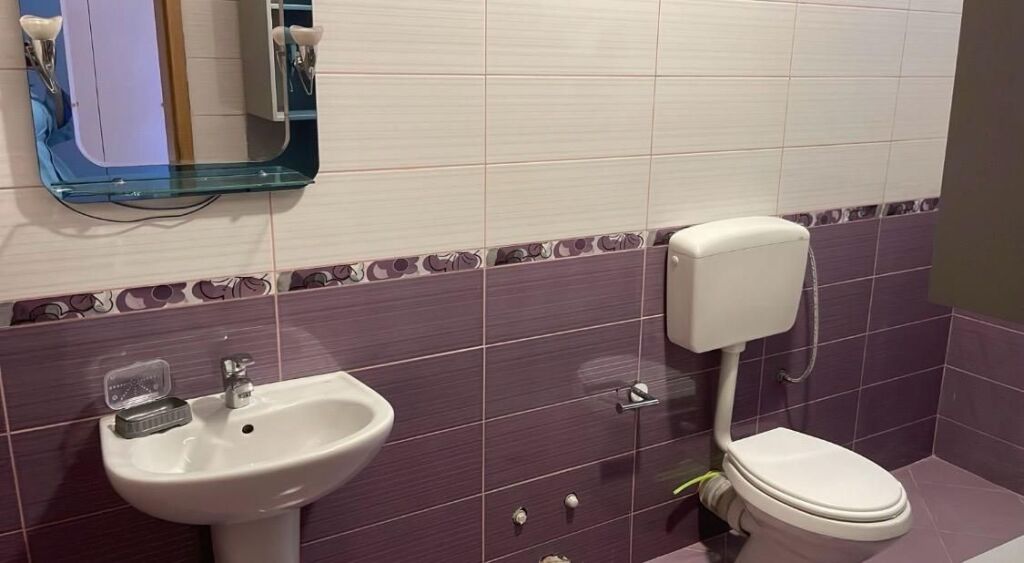 🏠Pak minuta larg Shkolles se Kuqe,jepet me qera kati i I-re i nje vile,,2+1+2,i mobiluar.65,000 Leke