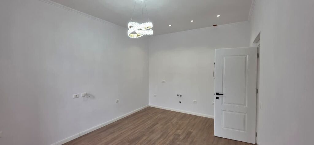 Shitet Apartament 2+1 Buze Rruges Bardhyl