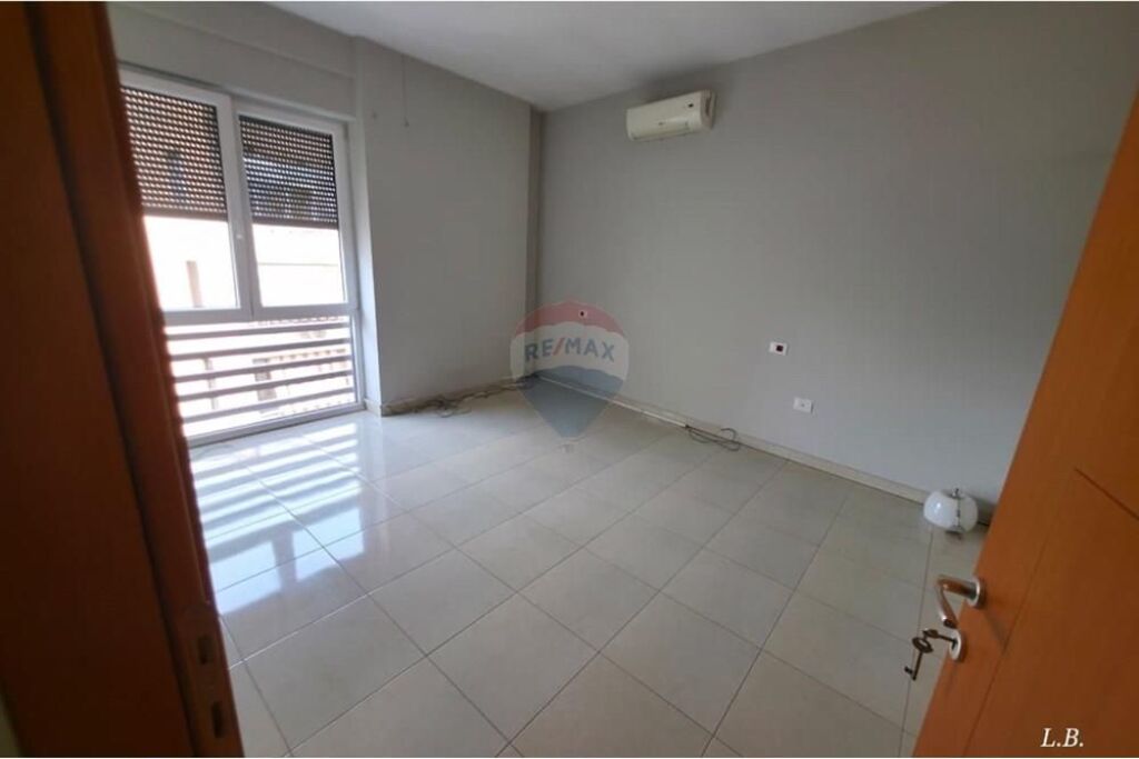 Zyrë - Për Qira - Rruga e Bogdanëve, Tiranë