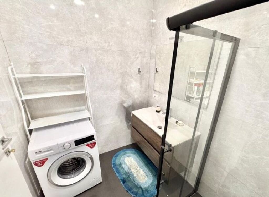 Jepet me qera apartament 1+1 – stil jetese urban dhe akses në çdo kënd të qytetit