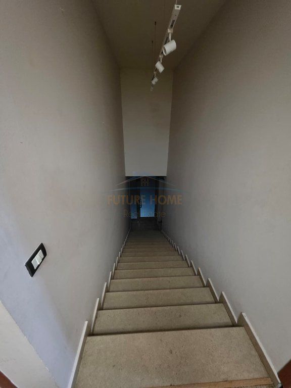 Qera Ambjent Biznesi, Qendër.