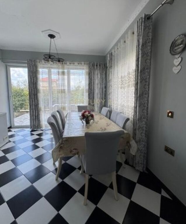 Villa su due piani in vendita – zona d'élite e sviluppo naturale