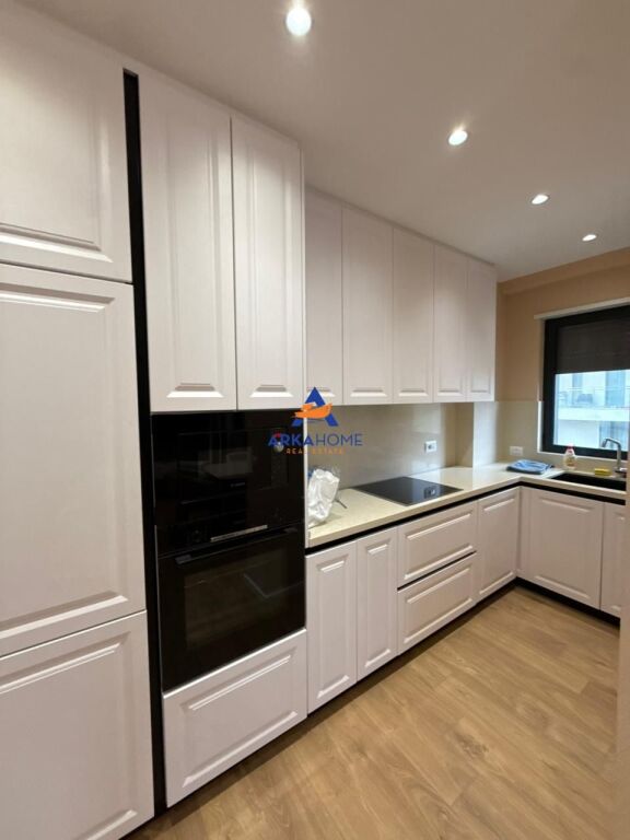 SHITET APARTAMENT 2+1+2 BALLKONE+POST PARKIMI "TE KOLOSEU, RRUGA E DURRESIT" 370.000 EURO