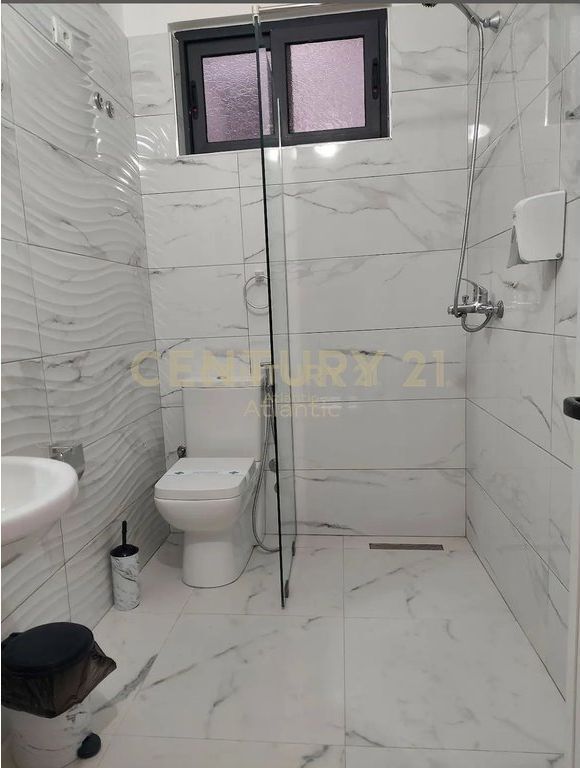 Jepet me qira hotel funksional në zonën e Shkëmbit të Kavajës, Durrës, vetëm 300 m nga deti