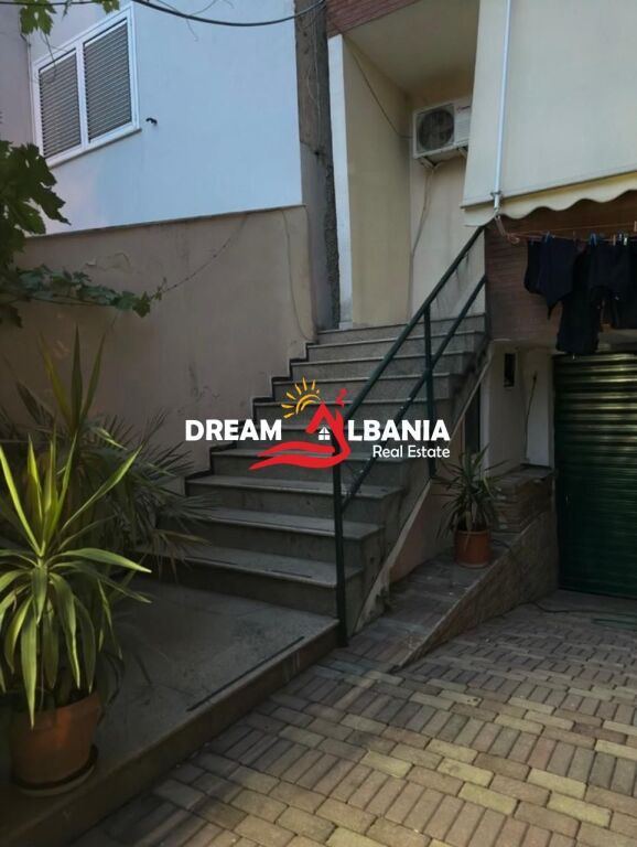 Kat vile me qera ,ne rrugen ,Qemal Stafa prane ,shkolles se Kuqe ne Tirane (ID4251140)
