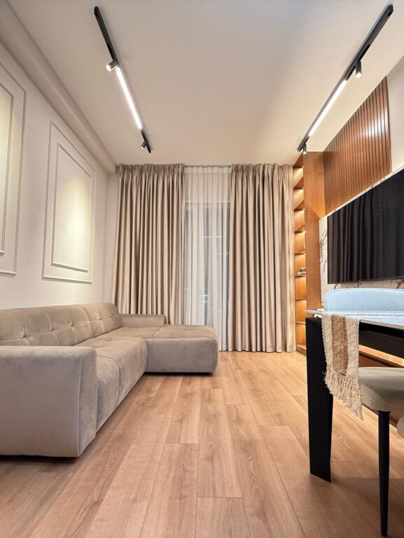 Rruga Kavajes sapo Kalon Pallatin me Shigjeta!  Shesim super apartament! 1+1