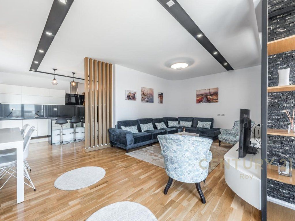 SHITET PENTHOUSE PRAKTIK PËR JETESË KOMODE!