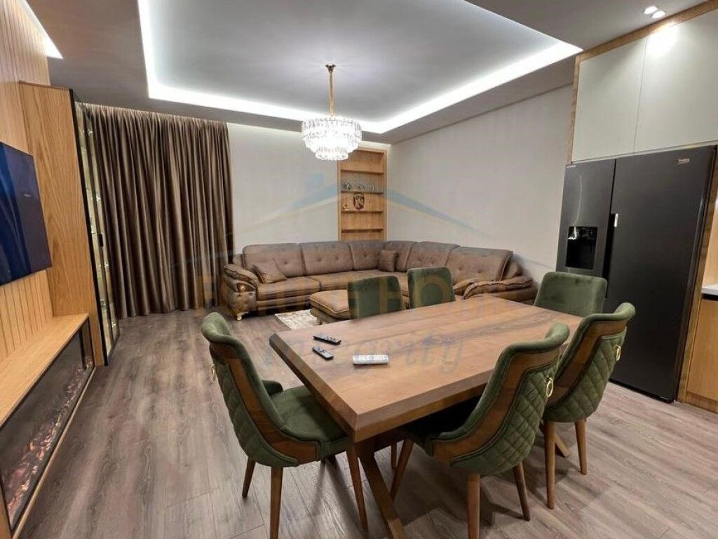 Shitet, Apartament 2+1+2+Post Parkimi, Ali Demi, Tiranë.