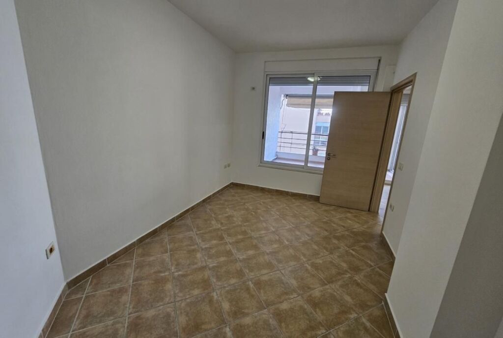 Tek Kopshti Botanik, ​Shitet Apartament 2+1 Me Hapësirë Të Bollshme!