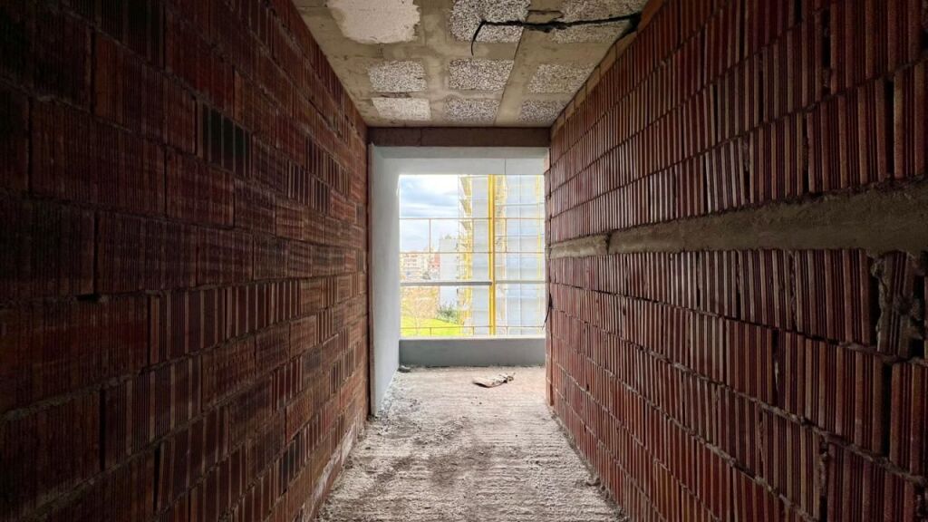 FOR SALE: 2+1 Apartment with Balcony (78 m²) 📍 Ali Demi – Idriz Dollaku Street Under Construction – Brick Phase || 6th Floor || €135,000 || Well-Connected Area 🏃🏻‍♂️