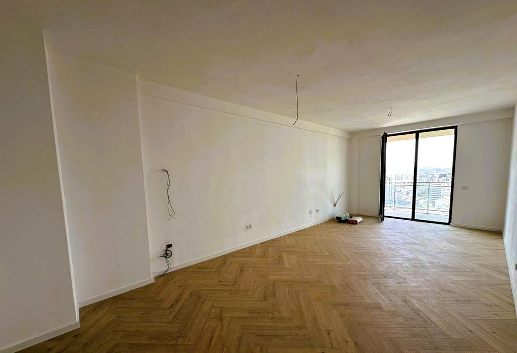 Ufficio In Affitto Al Golden Tower Al Mine Peza!