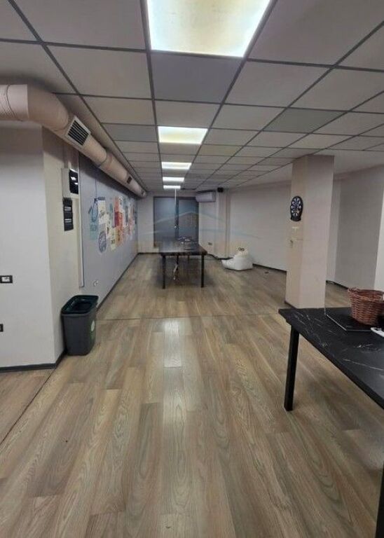 Locale Commerciale in Affitto, Centro.