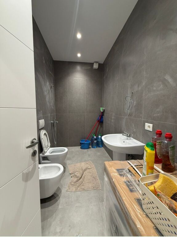 Jepet me qera apartament 1+1 tek Emerald Center