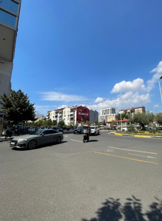 🏢 Shitet Ambient Biznesi – Komuna e Parisit