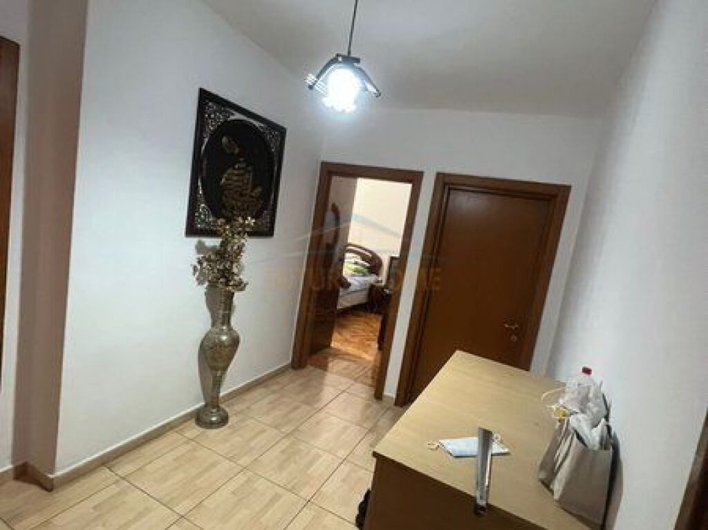 In vendita, Appartamento 3+1, Via Karl Gega, Tirana