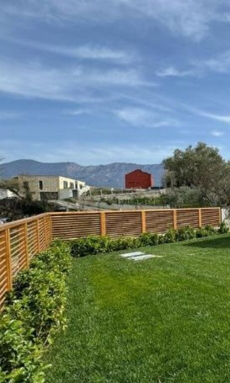 Villa moderna in vendita con giardino verde e piscina privata