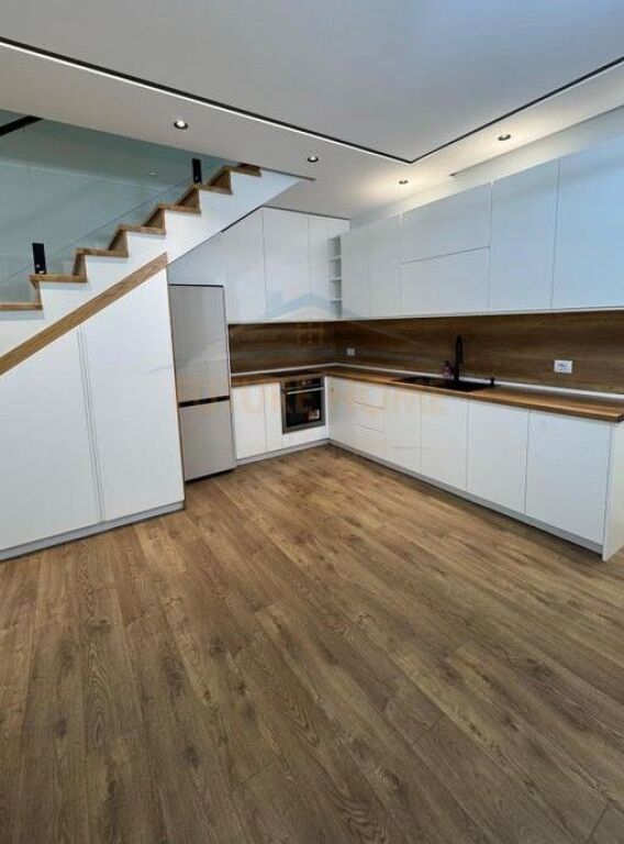 Qera, Vilë, Fresk, Tiranë