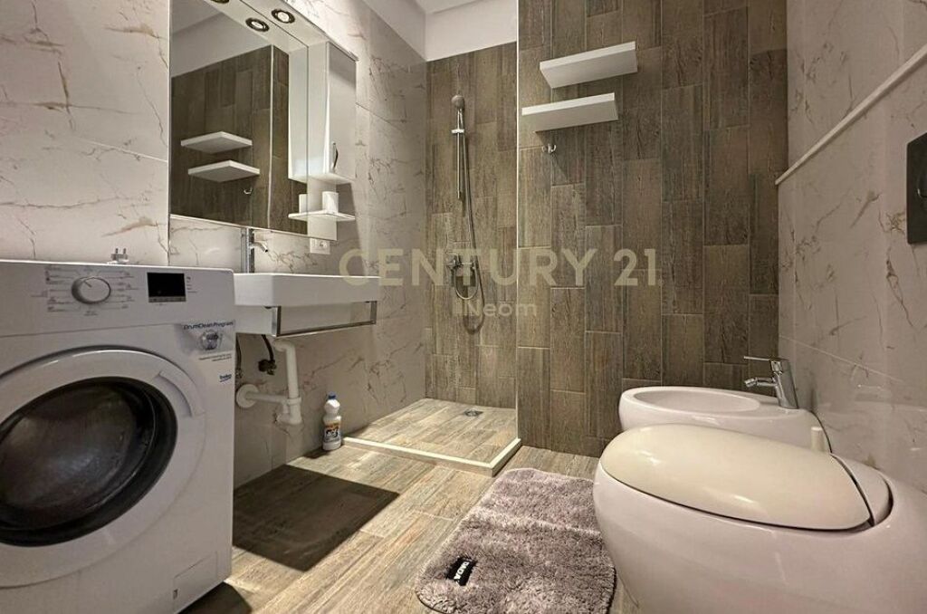 Apartament 2+1+2 me qira tek Liqeni i Thate