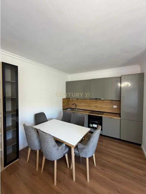 SHITET APARTAMENT 2+1 DHE VERANDE NE SHKEMBIN E KAVAJES, DURRES !