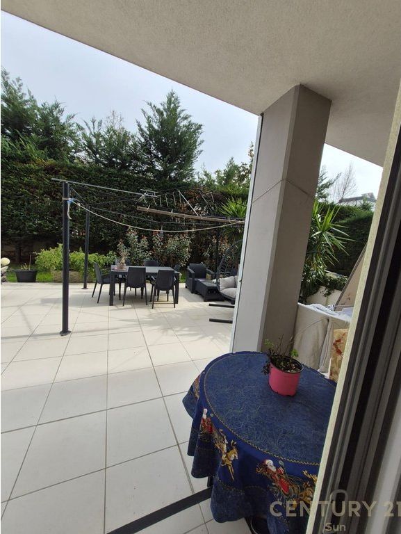 Jepet me qira apartament 2+1+ super verande ne residencen Touch the Sun ne Sauk !