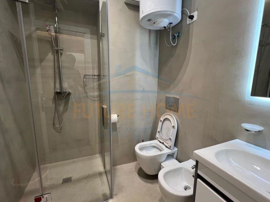 Shitet, Apartament 2+1+2+Post Parkimi, Ali Demi, Tiranë.