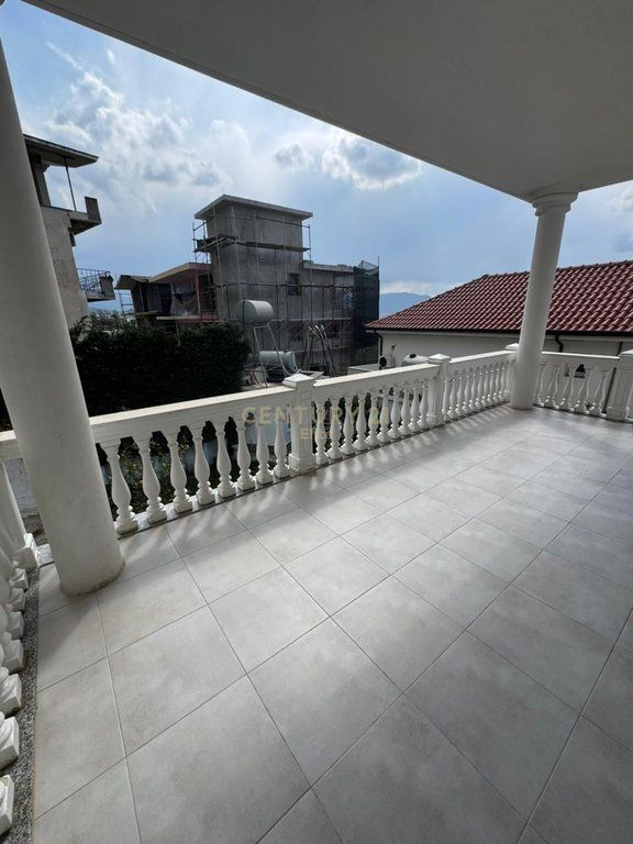 Shitet Vilë 2-Katëshe në Farkë, pranë Liqenit – Zonë Elitare