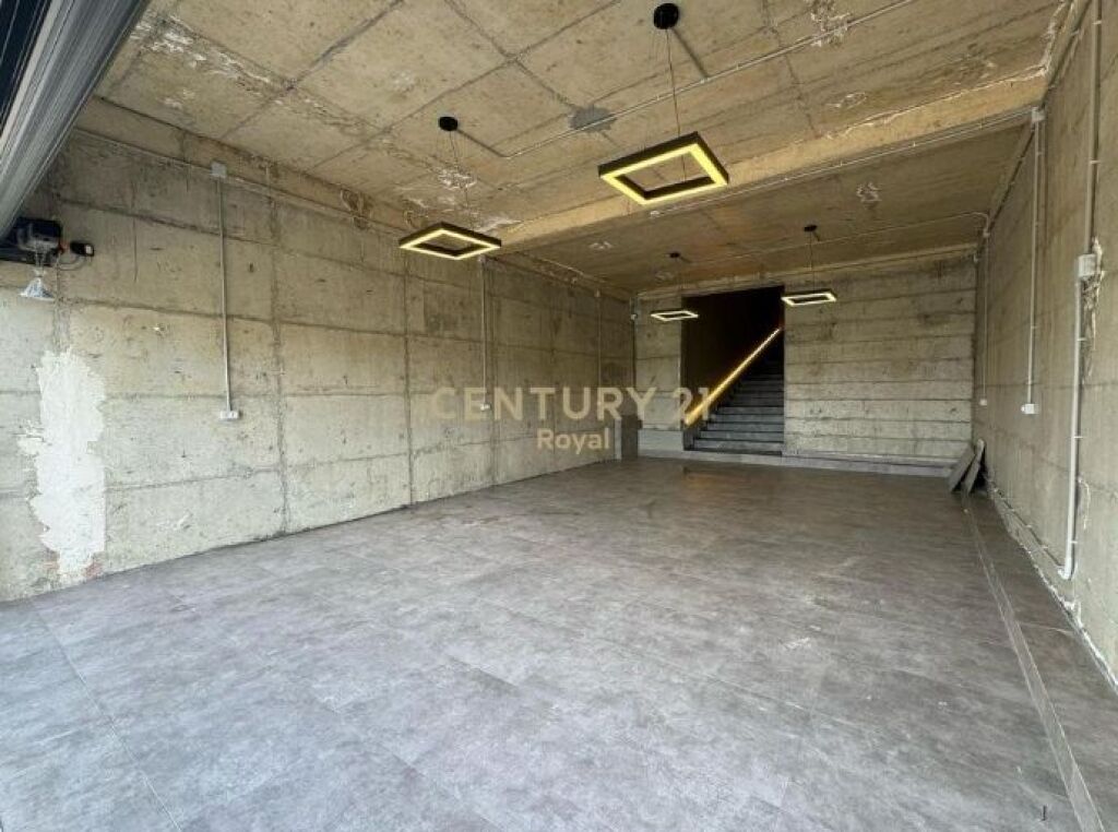 Villa moderna in vendita con giardino verde e piscina privata