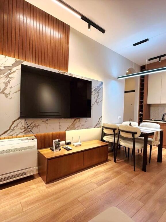 Rruga Kavajes sapo Kalon Pallatin me Shigjeta!  Shesim super apartament! 1+1