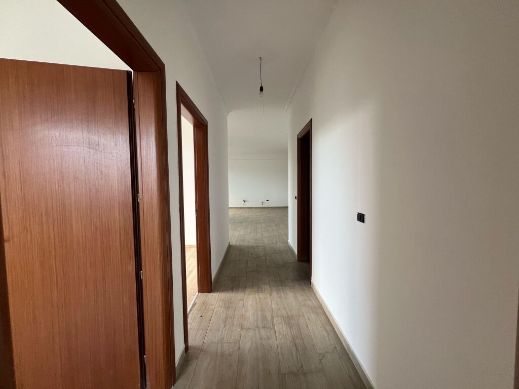 Ulet cmimi!Apartament 3+1+2, Kopshti Botanik, pa malore!!!
