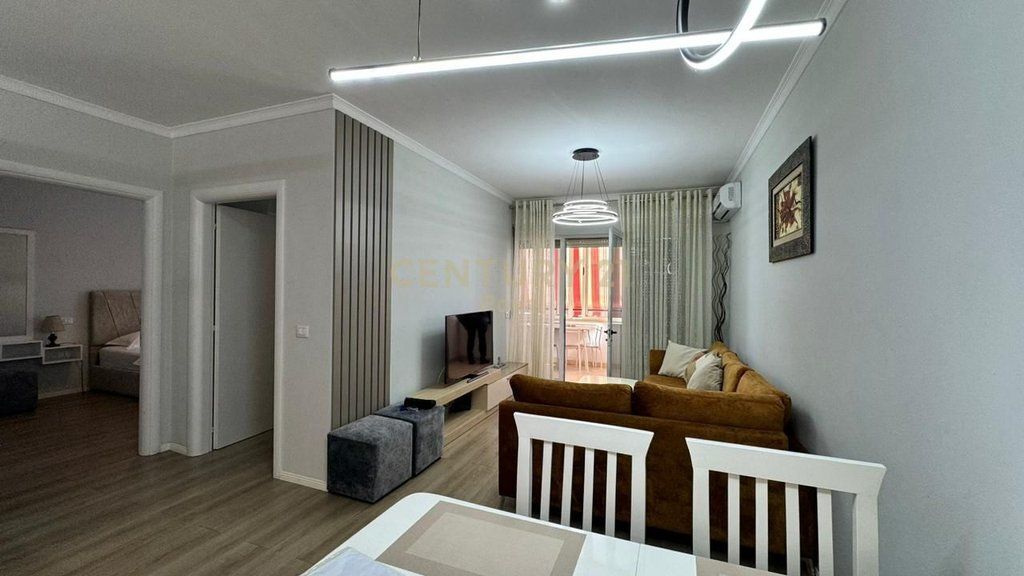 Apartament 2+1 për qira pranë Gjimnazit Petro Nini Luarasi, Tiranë - 81m²