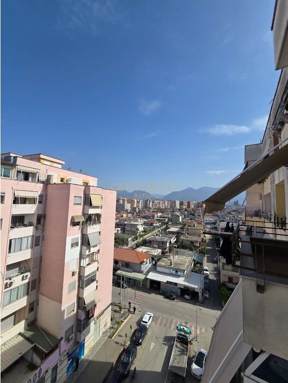 Jepet me qera Apartament 2+1 ne Kombinat