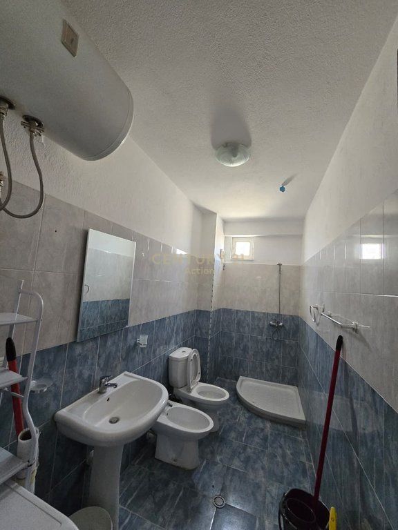 Jepet me qera Apartament 2+1 ne Kombinat